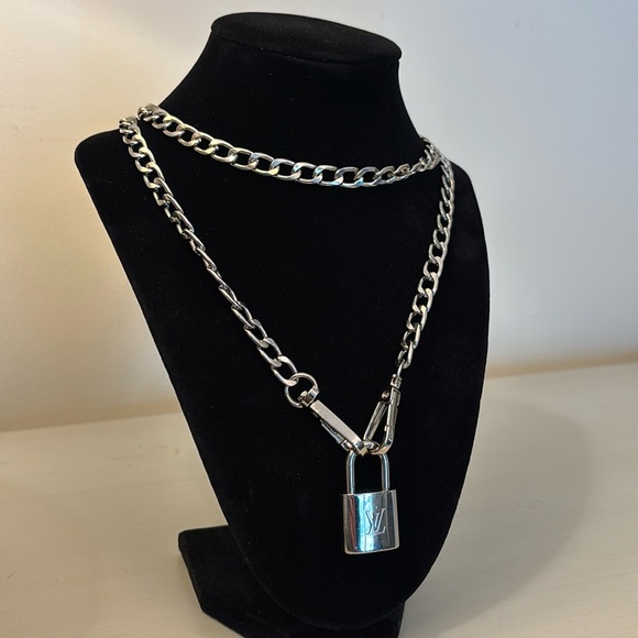 LOUIS VUITTON SILVER LOCK NECKLACE - Picture 3 of 6